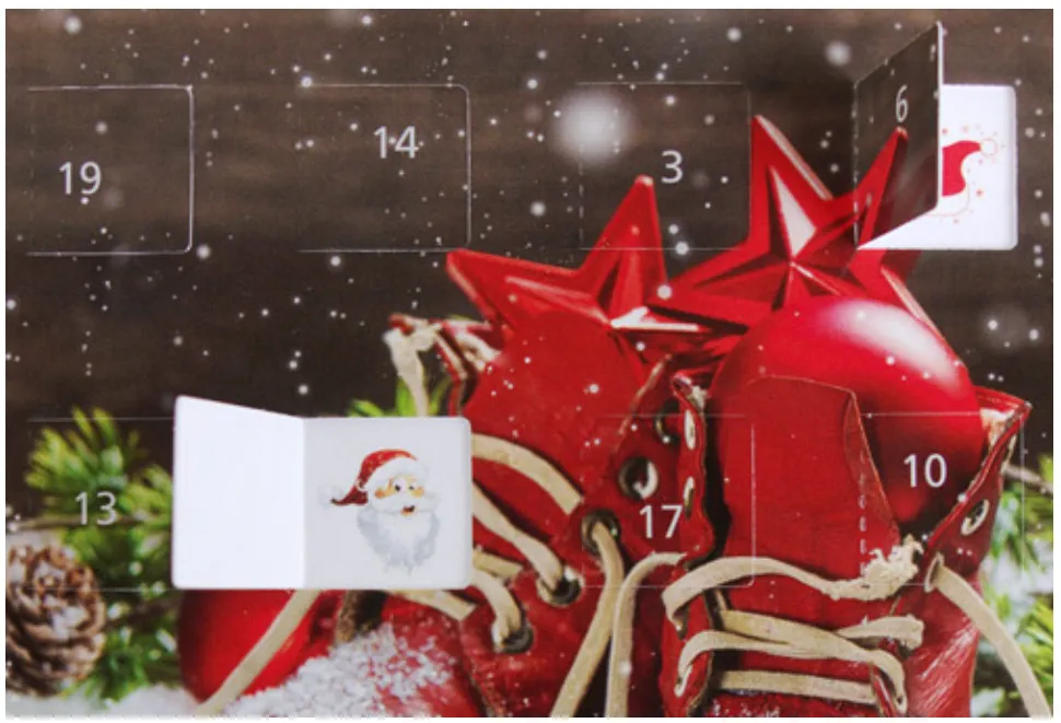 Detailansicht der Adventskarte – die Türchen lassen sich öffnen und offenbaren weihnachtliche Motive